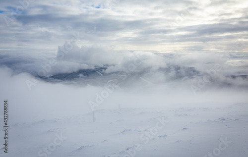 Śnieżka góra w Karpaczu w zimowej scenerii w Karkonoszach © Jan