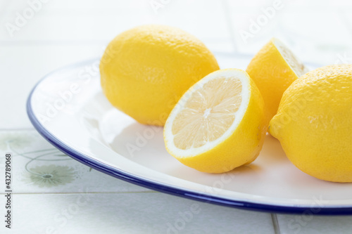 お皿に並べた新鮮なカットレモン