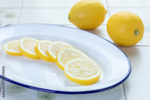 お皿に並べた新鮮なスライスレモン