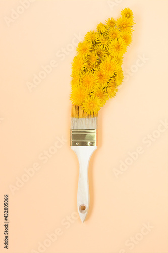 Kwiatowy pędzel żółty