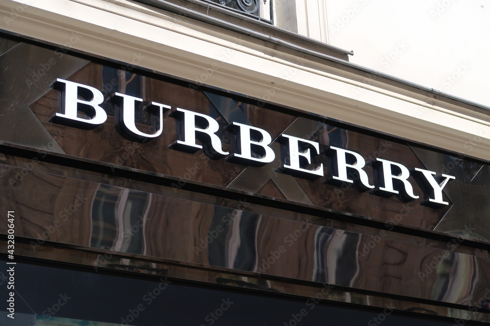 Enseigne / logo de la marque de prêt-à-porter de luxe Burberry, célèbre  entreprise de mode