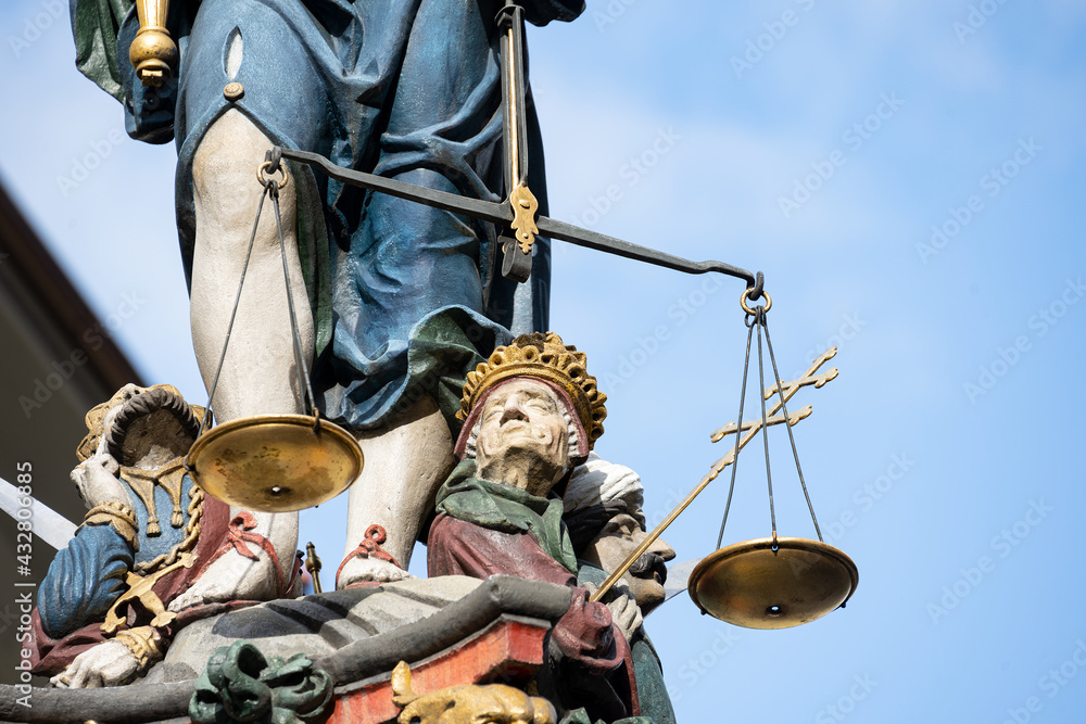 Statue auf dem Gerechtigkeitsbrunnen, Bern, Schweiz Statue auf dem Gerechtigkeitsbrunnen, Bern, Schweiz