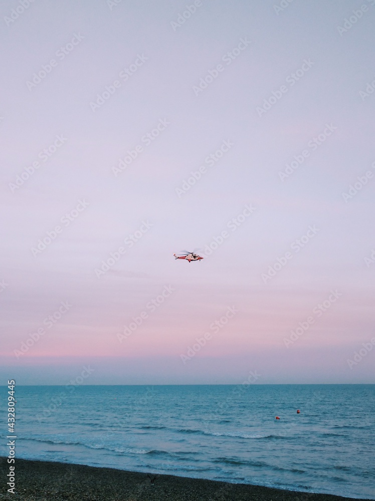 Helicóptero sobre volando el mar de Brighton