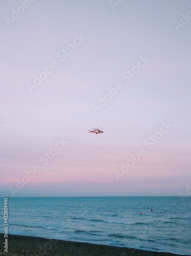 Helicóptero sobre volando el mar de Brighton