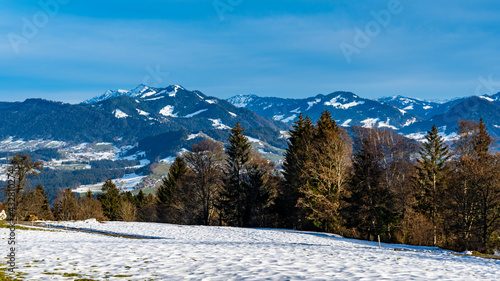 Aussicht auf den Bregenzerwald und die Berge von Dornbirn bis Bezau, First, Brüggelekopf, Kanisfluh und Niedere im Abendlicht. evening view to the mountain range from Vorarlberg, winter scenery