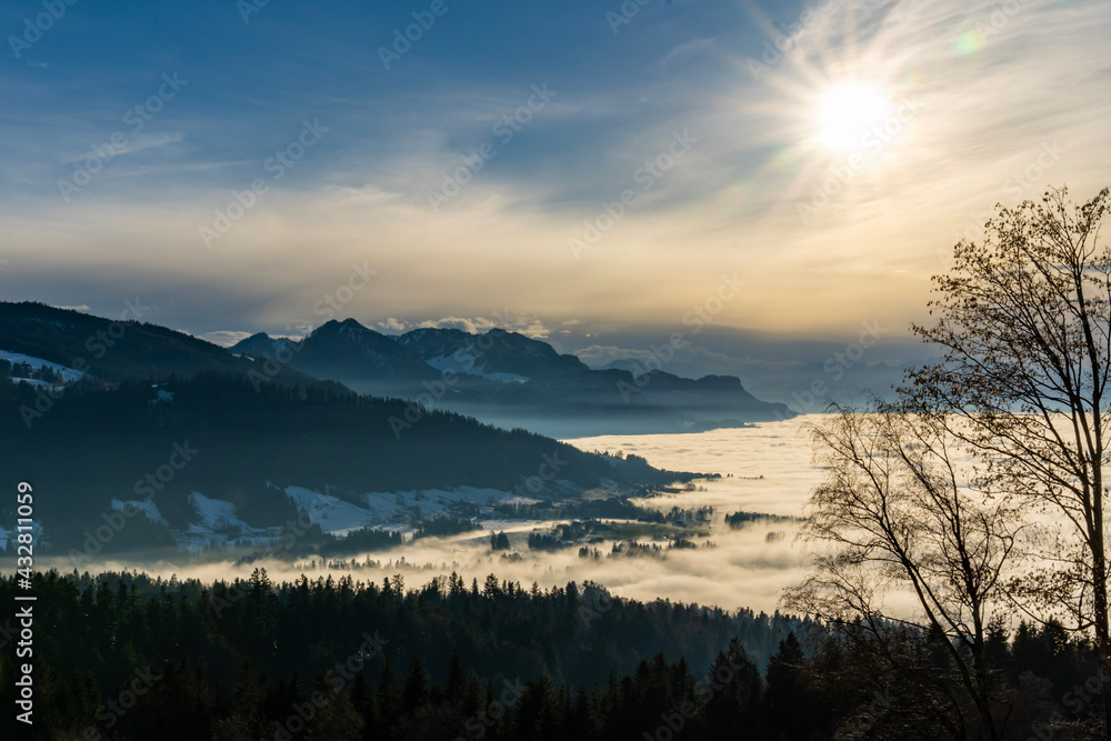 Abendsonne mit Halo über dem Nebelmeer im Rheintal in Oberbildstein. sunset over the sea of fog in the Rhine valley. Vorarlberg mit Säntis im Hintergrund