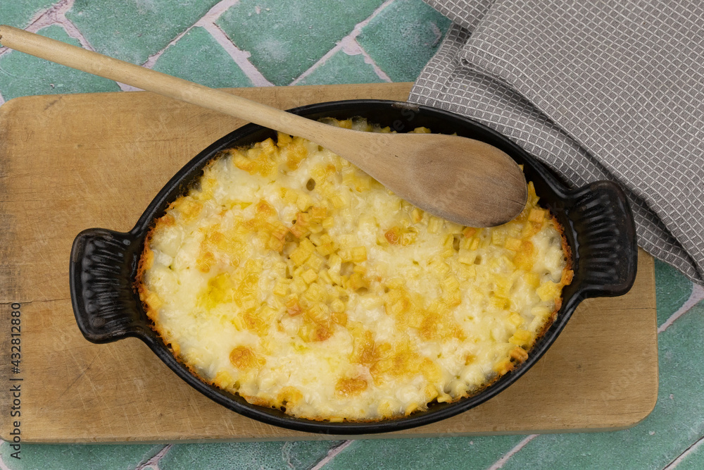 plat de croziflette sur une table	