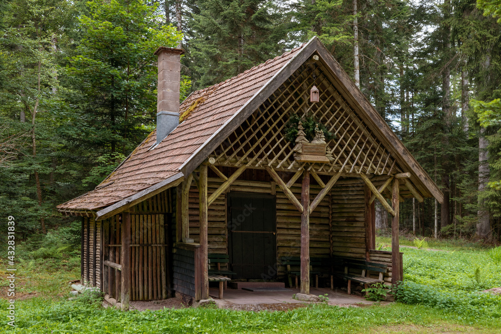 Malerische alte Holzhütte im Wald - Hausser-Hütte bei Freudenstadt im Schwarzwald, Deutschland Malerische alte Holzhütte im Wald - Hausser-Hütte bei Freudenstadt im Schwarzwald, Deutschland