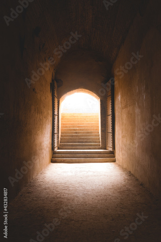 reisen  marokko   nordafrika  gef  ngnis  stufen  treppe  tor  licht  sonne  freihheit  katakomben  ausweg  tor  t  r  tunnel  fes  cara  tunnelsystem  wand  deunkelheit  gem  uer  