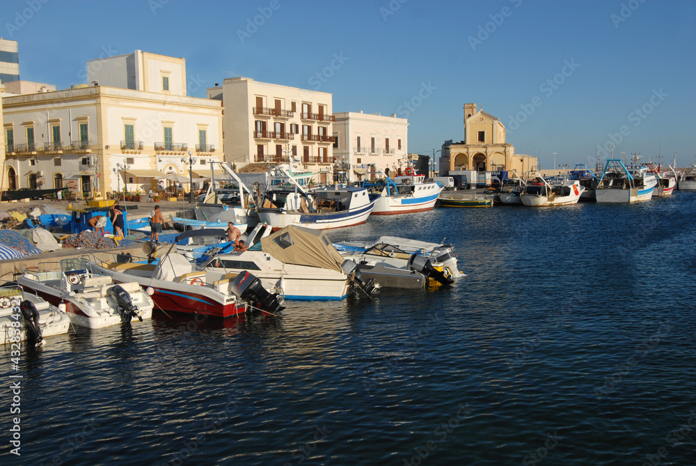 Gallipoli is a town of Salento on the coast of Puglia. The historic center is on an island offshore. In the ancient port the atmosphere is Mediterranean.