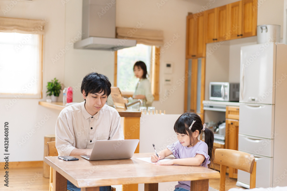 在宅勤務をするお父さんと家族 在宅勤務をするお父さんと家族