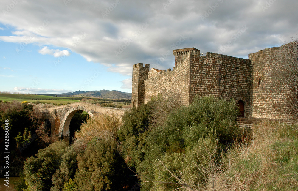 Il castello di Vulci col ponte sul fiume Fiora