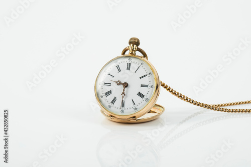 goldene Taschenuhr auf weißem Untergrund, Freisteller