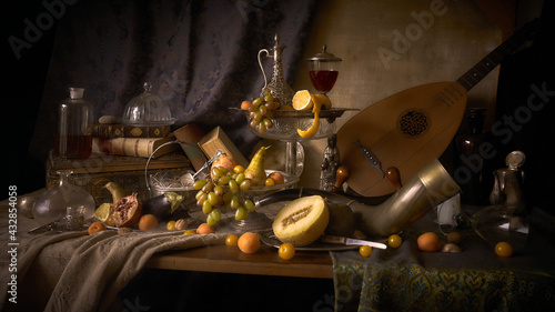 Fotografia jak malarstwo olejne przedstawiająca martwą naturę z rogiem myśliwskim, lutnią i owocami w stylu starych mistrzów malarstwa holenderkiego.