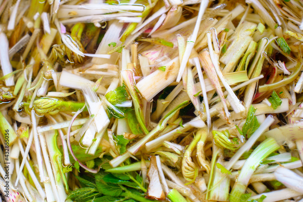 香り豊かな春の山菜「山うど」：水に浸してあく抜きをしている野菜のアップ