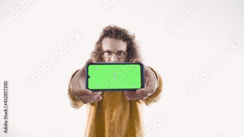 homme, téléphone, portable, smartphone, fond vert, fond blanc, Français, européen, australien, jeune, cyberespace, isolé, blond, friser, beau, technologie, blanc, cheveux, long, personne, agenda, bouc photo