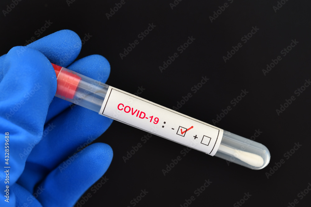 Obraz premium Nasopharyngeal swab negative with COVID-19 test 