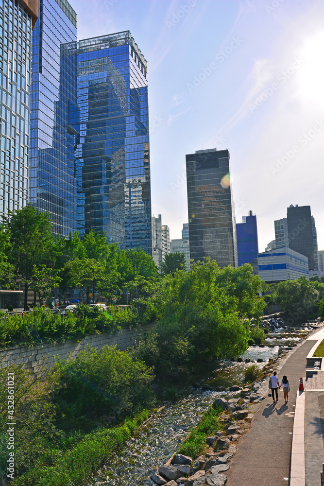 Fototapeta premium 서울의 청계천 풍경