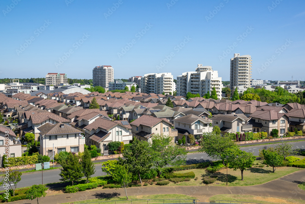 Fototapeta premium 緑豊かな公園が近くにある住宅街