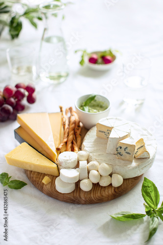 Tableau sur toile Cheese Board served with a chilled drink for a light snack