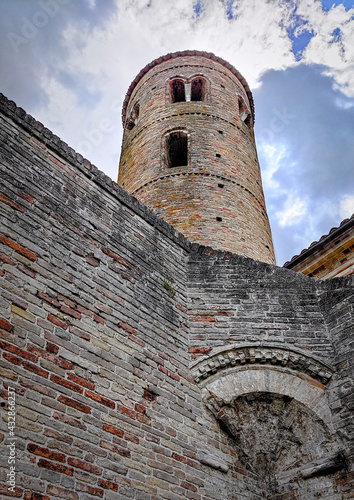 Abbazia medievale nella valle del chienti nelle marche photo