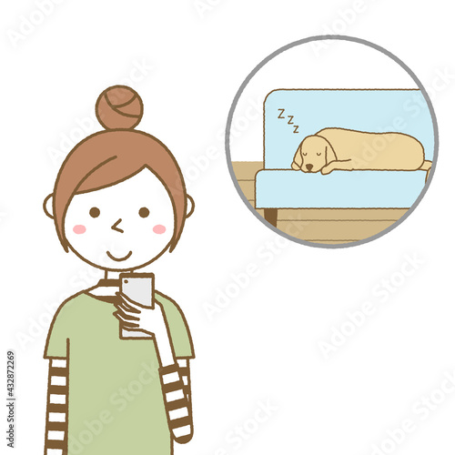 ホームカメラを見る若い女性　ママ