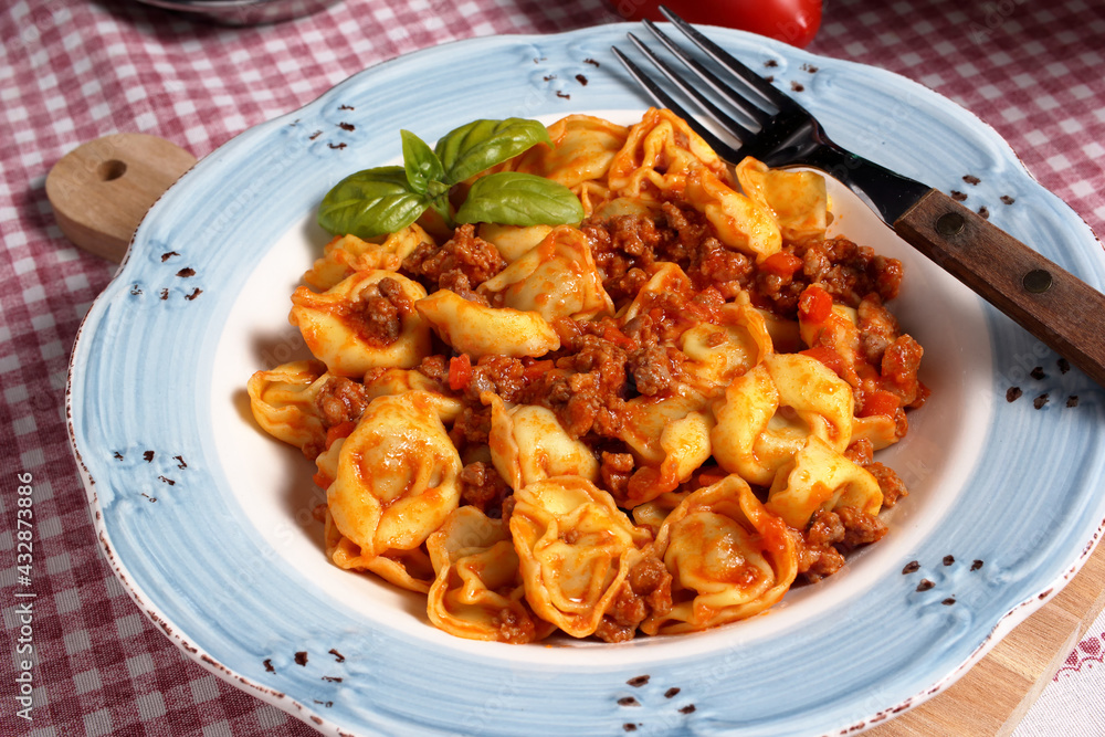 Delizioso piatto di cappelletti emiliani conditi con ragù di carne alla bolognese. Delizioso piatto di cappelletti emiliani conditi con ragù di carne alla bolognese.