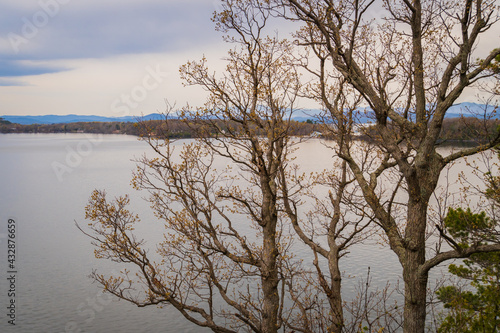 Fototapeta Naklejka Na Ścianę i Meble -  spring time view of Lake Champlain 
