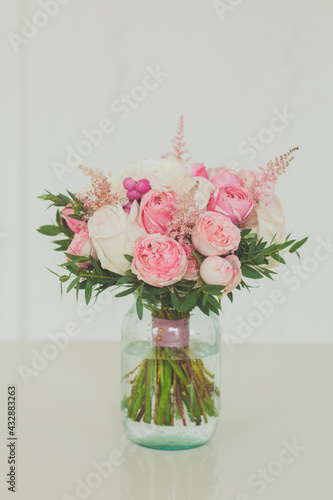 Fototapeta Naklejka Na Ścianę i Meble -  White and pink rose flowers in glass vase on white