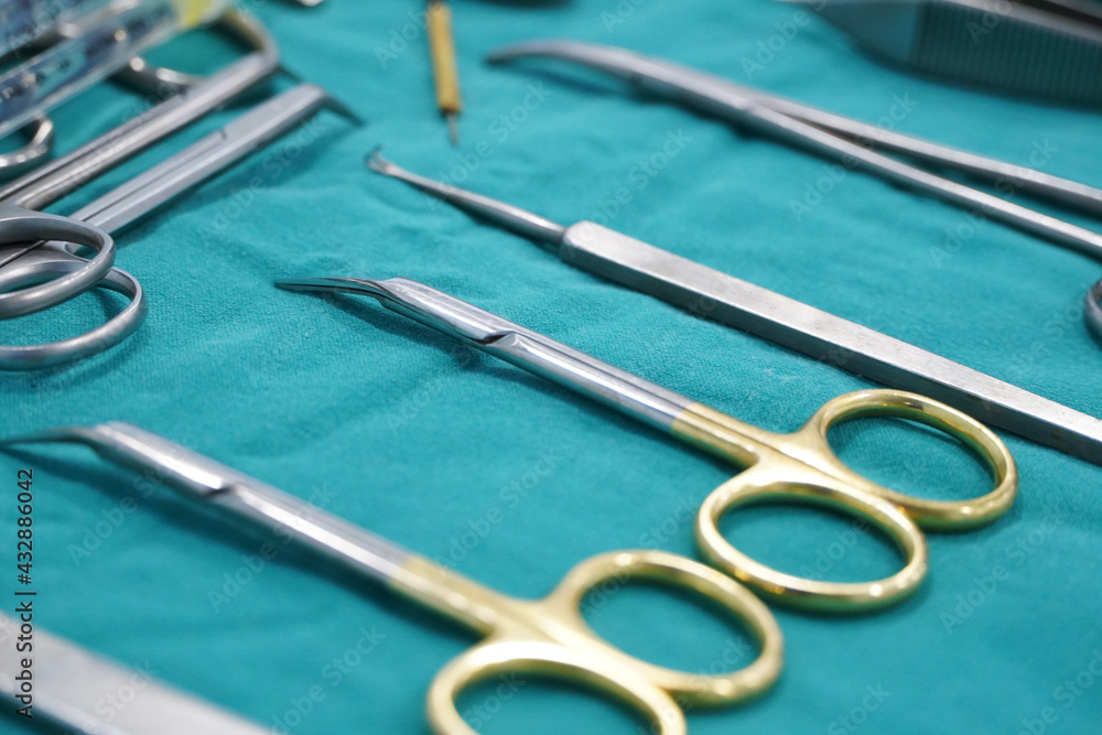 Surgical instruments Put on a sterile cloth Surgical instruments Put on a sterile cloth