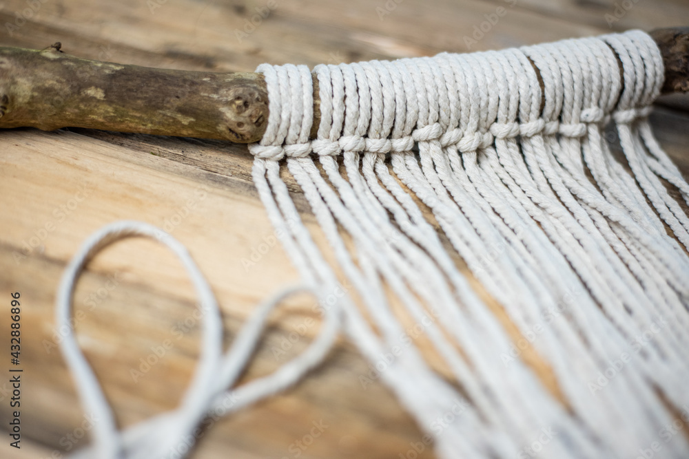 DIY Makramee, Handarbeit selber machen, Anleitung, Hobby, Baumwollfaden gebunden holzigen Untergrund DIY Makramee, Handarbeit selber machen, Anleitung, Hobby, Baumwollfaden gebunden holzigen Untergrund