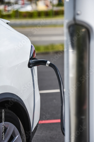 auto voiture electrique borne chargement environnement energie co2 carbone electric © JeanLuc