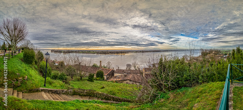 Viewpoint, overlooking the left bank of the Dordogne. photo