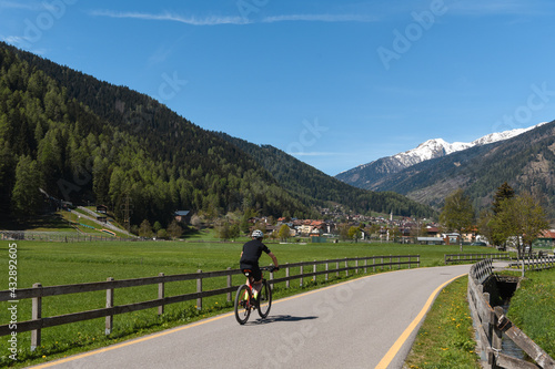 mountainbike pedalare bici bike sport ciclabile val di sole strada ciclabile montagna sport all'aperto 