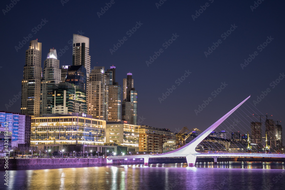 Fototapeta premium city skyline at night