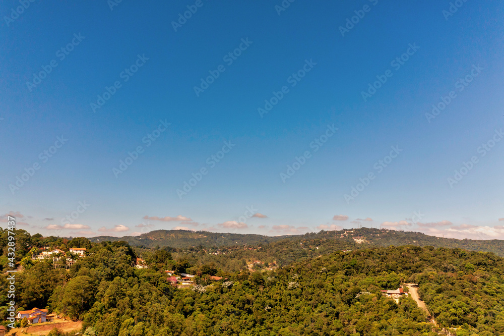 Foto aerea de um dia ensolarado nas montanhas