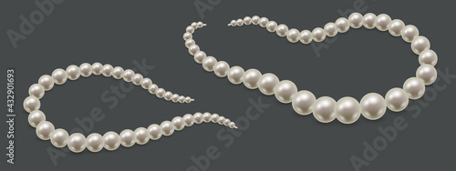Fotografiet Pearl necklace or bracelet isolated