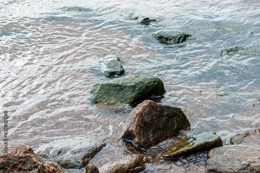 Obraz premium waves on the rocks, nacka, stockholm, sweden, sverige