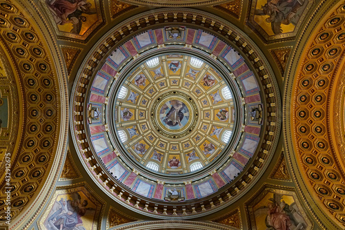 Wunderschönes Deckengemälde der St. Stephans Basilika.
