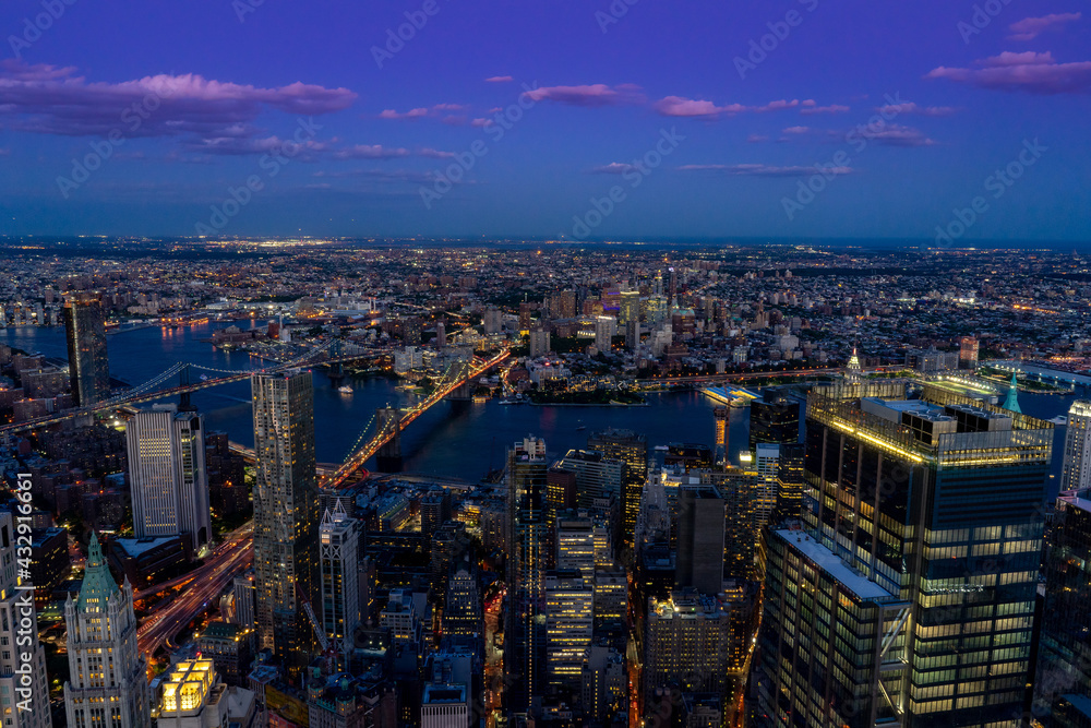Fototapeta premium Die Nacht bricht ein über Manhatten und Brooklyn. Aussicht vom One World Trade Center.