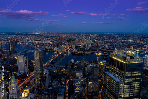 Die Nacht bricht ein über Manhatten und Brooklyn. Aussicht vom One World Trade Center.