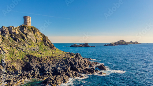 Vue en drone de la Tour Génoise de la Parata et les îles Sanguianires. 