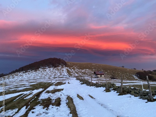 couché a soleil, ciel rouge, paysage insolite,  alsace, montagne, neige, ciel bizarre,  ciel magnifique © Daniel