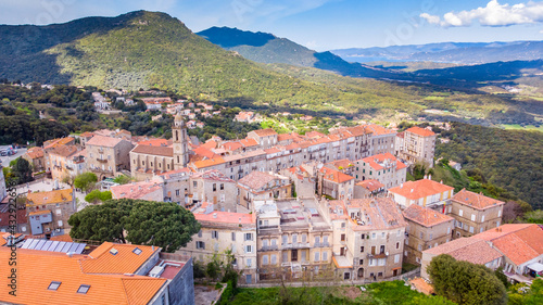 Village de Sartène en Corse.  Sartène a le rang de sous-préfecture de Corse-du-Sud. ll est, par sa superficie, la plus grande commune de Corse et la quinzième des communes de France métropolitaine.  photo