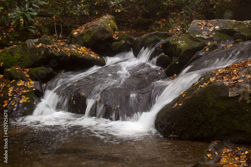 Fototapeta Naklejka Na Ścianę i Meble -  Refreshing mountain cascades