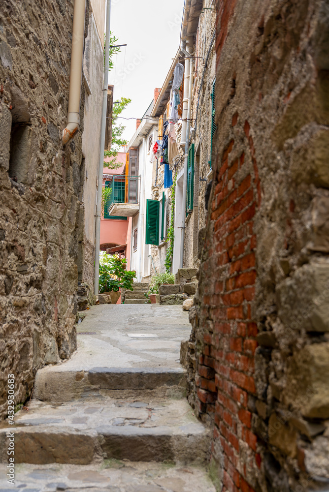 A narrow alley in Italy
