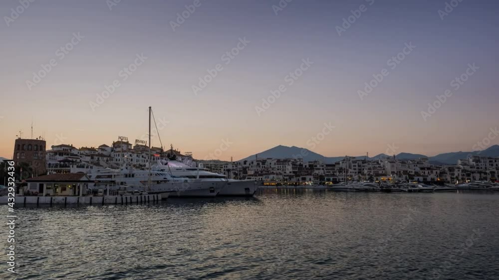Sonnenuntergang im Puerto Banús in Marbella, Spanien. Sonnenuntergang im Puerto Banús in Marbella, Spanien.