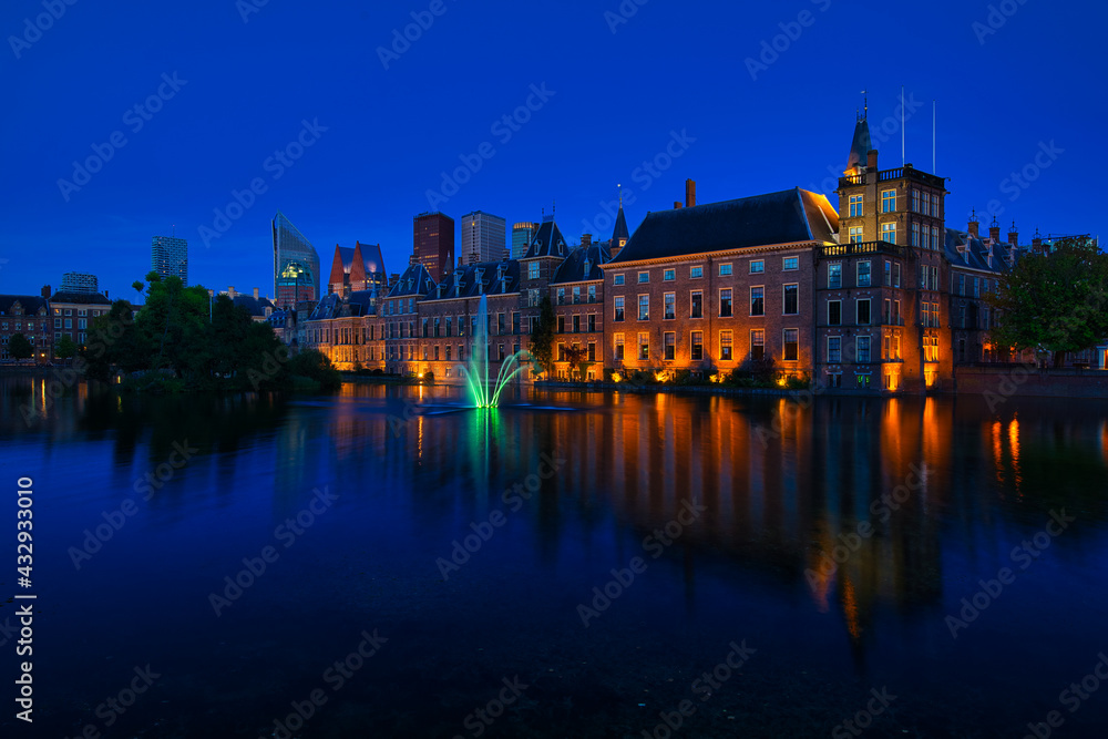 Hofvijver Den Haag mit Skyline bei Nacht Blaue Stunde