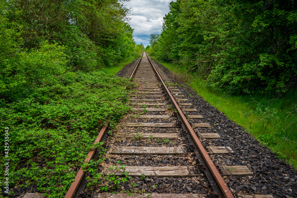 Obraz premium old rusty and abandoned railway line