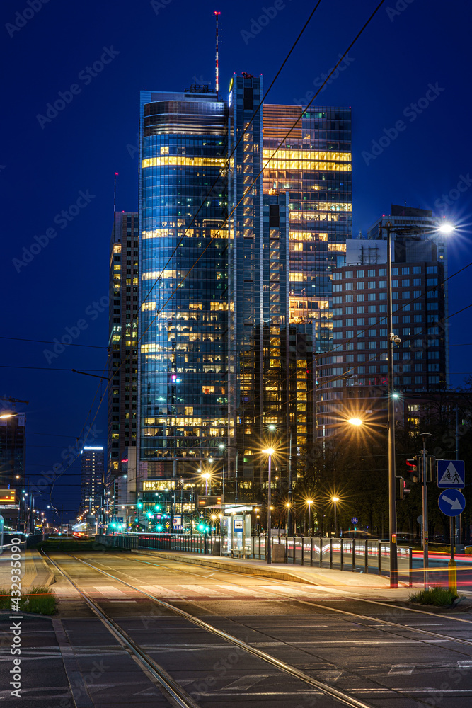 Nocna panorama europejskiego miasta - Warszawa - obrazy, fototapety, plakaty 